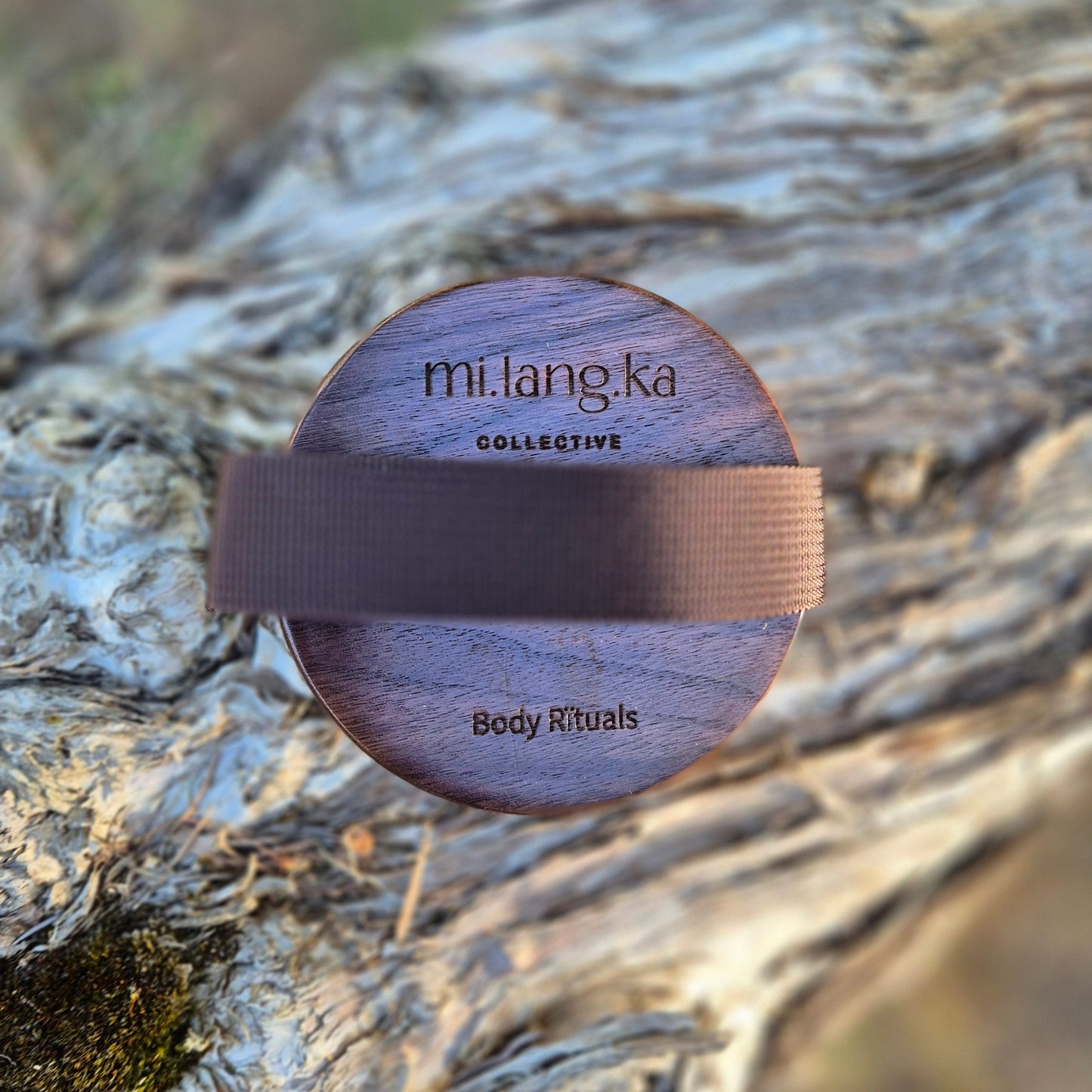 Wooden button with 'molang' branding on a tree trunk