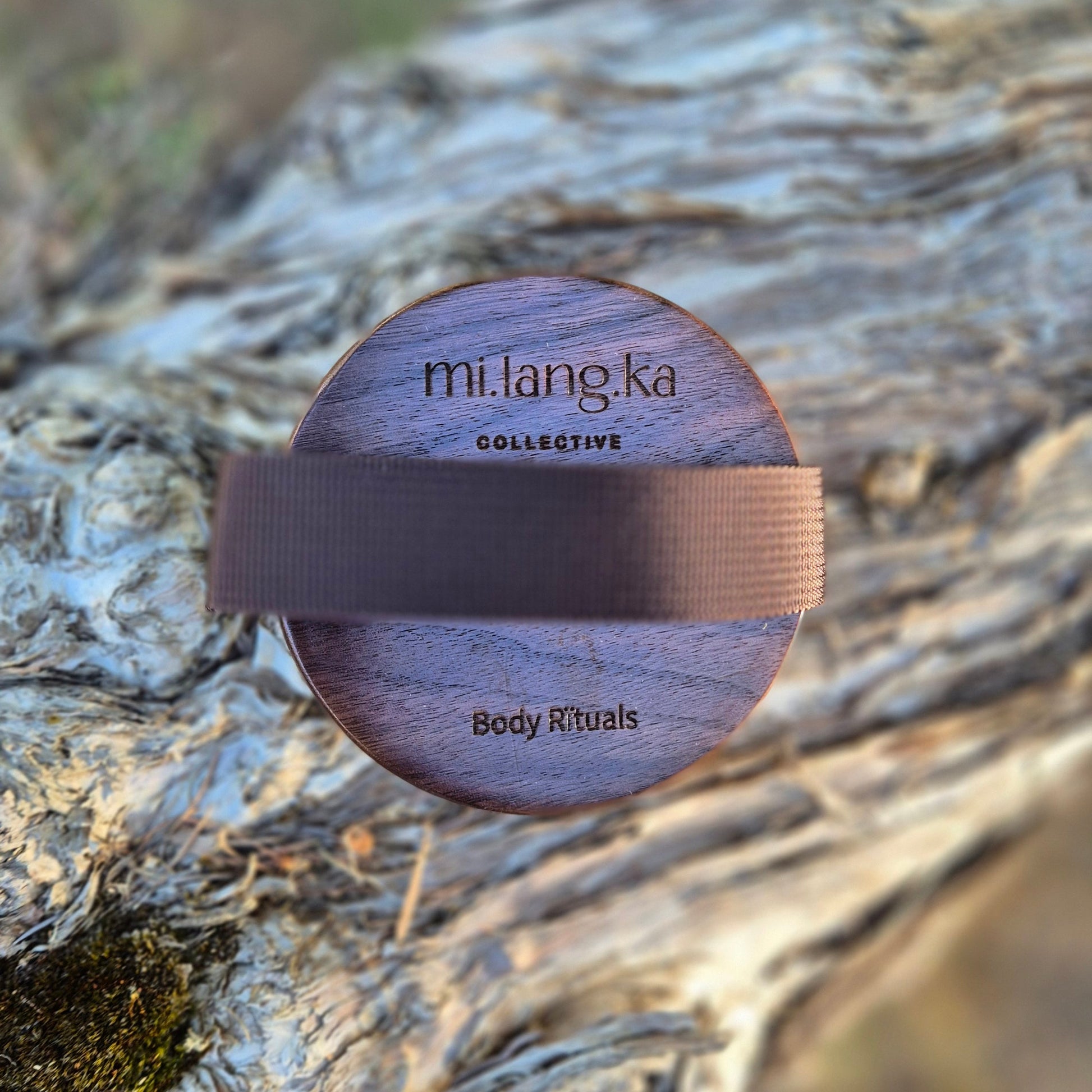 Wooden button with 'molang' branding on a tree trunk